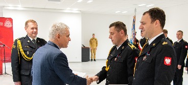 Starosta uhonorował dwóch strażaków