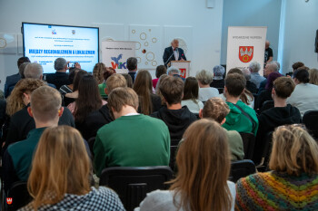 O regionalizmie, lokalnej tożsamości i dialogu