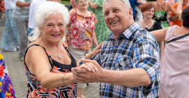 Seniorzy roztańczeni latem
