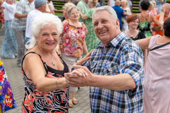 Seniorzy roztańczeni latem