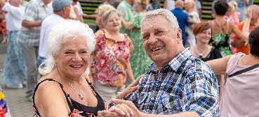 Seniorzy roztańczeni latem