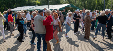 Seniorzy bawili się na stadionie