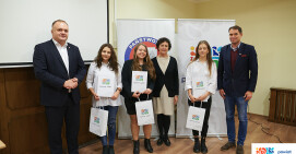 Laureaci Olimpiady o HIV/AIDS nagrodzeni przez Starostę