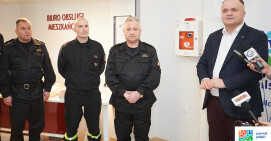 Nowoczesny defibrylator w starostwie dostępny przez całą dobę dla mieszkańców, dzięki wsparciu PZU na Życie S.A. 