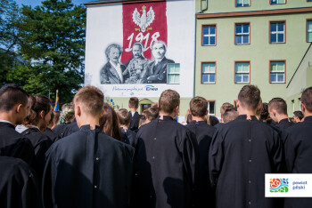 Mural z „ojcami niepodległości” na szkole przy Teatralnej 