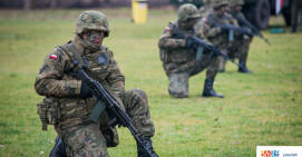 Militarnych atrakcji przy Okrzei nie brakowało