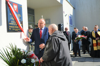 Uroczyste odsłonięcie tablicy pamiątkowej na zakończenie obchodów 100-lecia Powstania Wielkopolskiego. 