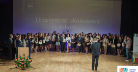 Wszyscy maturzyści otrzymali świadectwa ukończenia szkoły