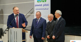 Przeszli na emeryturę. Władze powiatu podziękowały urzędnikom za długoletnią służbę dla mieszkańców 