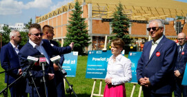 Wicepremier Emilewicz przed placem budowy hali przy Pola 