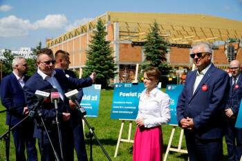 Wicepremier Emilewicz przed placem budowy hali przy Pola 