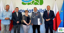 Gratulacje dla policjanta Szkoły Policji w Pile od Zarządu Powiatu 