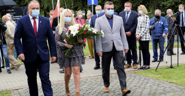 Złożyli kwiaty pod pomnikiem Solidarności w Pile 