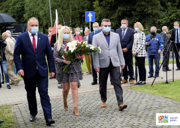Złożyli kwiaty pod pomnikiem Solidarności w Pile 