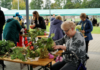 Seniorzy na pikniku Pożegnanie Lata