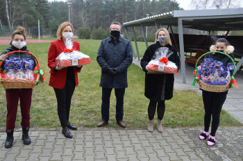 Wicestarosta pilski i radna powiatu z mikołajkową wizytą 