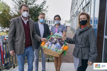 Ze świątecznymi upominkami dla dzieci  