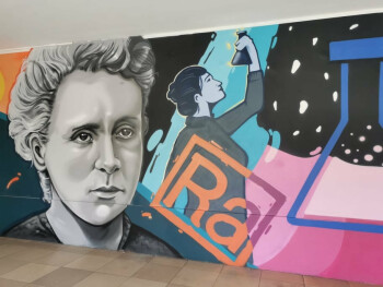 Mural Marii Skłodowskiej-Curie w I LO w Pile  