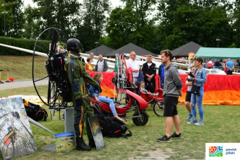 Szybowce, paralotnie i modele latające na stadionie przy Okrzei