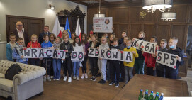 Uczniowie z wizytą w Starostwie z darem dla Oliwii
