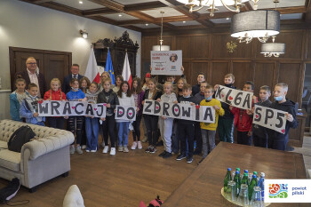 Uczniowie z wizytą w Starostwie z darem dla Oliwii