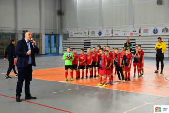 Młodzi piłkarze w Powiatowej Hali Sportowej przy Pola w Pile 