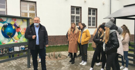 Lekcja ekologii przed budynkiem Starostwa Powiatowego w Pile  