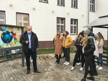 Lekcja ekologii przed budynkiem Starostwa Powiatowego w Pile  