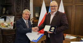 Medal dla Starosty Pilskiego od samorządu pielęgniarek i położnych