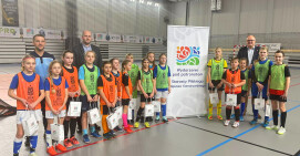 Trening młodych piłkarek kadry Północnej Wielkopolski w hali przy Pola  