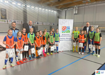 Trening młodych piłkarek kadry Północnej Wielkopolski w hali przy Pola  