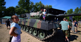 Piknik wojskowy na stadionie z okazji Święta Wojska Polskiego   
