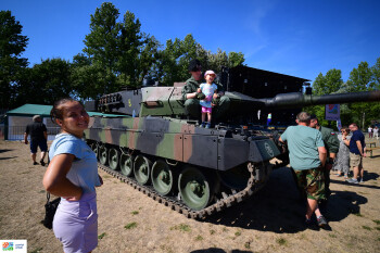 Piknik wojskowy na stadionie z okazji Święta Wojska Polskiego   