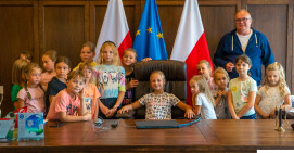Uczestnicy półkolonii z wizytą w Starostwie Powiatowym w Pile 