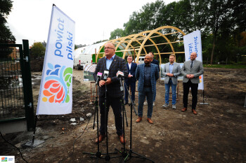 Centrum sportowe przy ul. Pola pnie się w górę