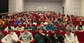 Młodzież na spotkaniu z podróżnikiem w Centrum ISKRA w Pile
