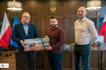 Starosta wręczył voucher wylicytowany dla WOŚP za 10 tys. zł