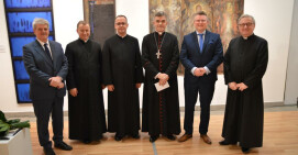 Biskup koszalińsko-kołobrzeski na otwarciu wystawy w BWA w Pile