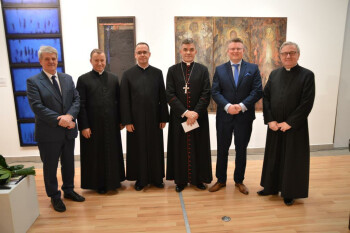 Biskup koszalińsko-kołobrzeski na otwarciu wystawy w BWA w Pile