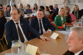 Podziękowania dla pielęgniarek i położnych za ich ciężką pracę 