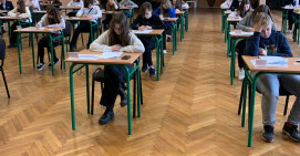 Ósmoklasiści walczą w konkursie biologiczno-chemicznym