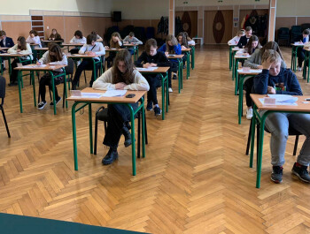 Ósmoklasiści walczą w konkursie biologiczno-chemicznym