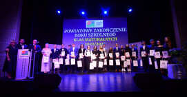 Koniec roku szkolnego maturzystów i stypendia dla najlepszych