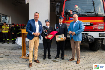 Gratulacje z okazji jubileuszu 75 - lecia OSP w Nowej Wsi Ujskiej