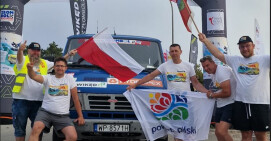 Z flagą powiatu pilskiego na rajdzie ZŁOMBOL do Portugalii