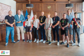 Medaliści z klubu Sporty Walki Piła z wizytą u starosty 