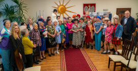 Seniorki z Wysokiej na pokazie mody w strojach z epoki PRL