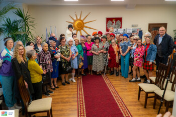 Seniorki z Wysokiej na pokazie mody w strojach z epoki PRL