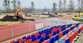 Szybkie tempo prac przy wymianie murawy na stadionie przy Okrzei 