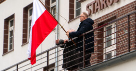 Starosta wsparł rolników symobliczną kawą i flagą biało-czerwoną